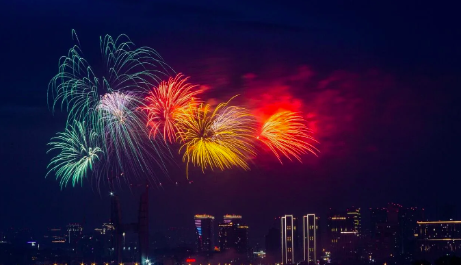 Фото Салют, «Бессмертный полк» и «Свеча памяти». В Новосибирске опубликована подробная программа мероприятий на майские праздники-2026 3